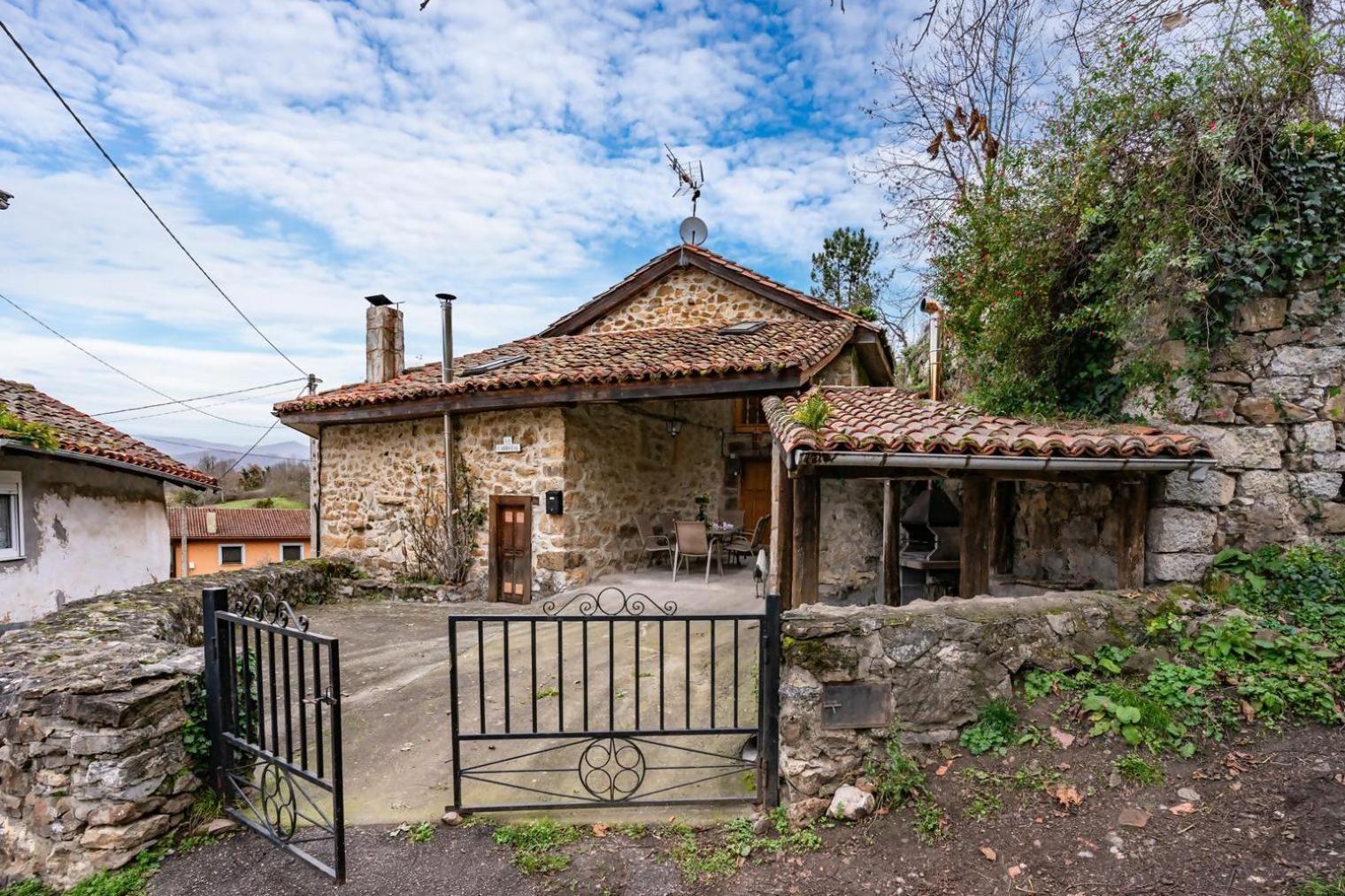 Casa Rural La Carrozal Senda Del Oso Orelleiru Exterior foto